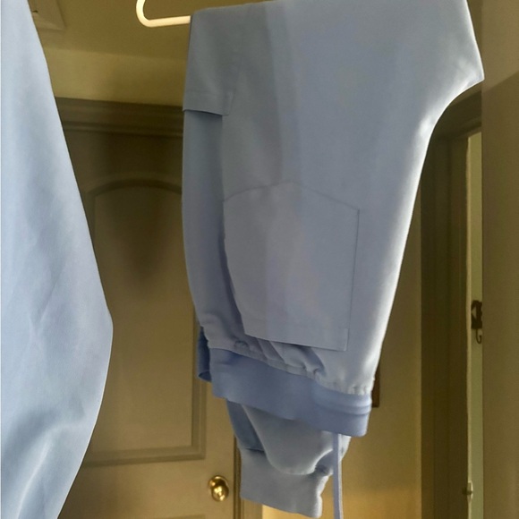 Scrubs - Picture 2 of 2